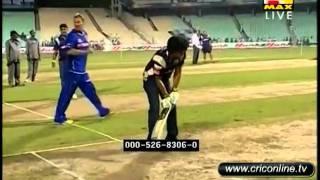 Shahrukh Khan playing cricket.flv