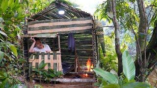 Single girl built small house deep in the forest,catch fish, sleep in the forest | Oanh Green Forest