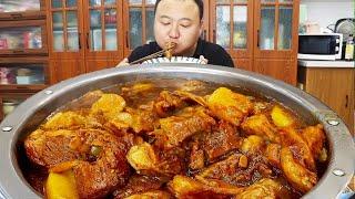 10kg of frozen beef  A Qiang makes a bowl of steaming potato and beef covered with rice  warming th