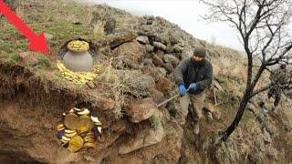 Metal dedektörüyle hazine bulma anı.toprağa  kazmayı vurunca define küpü altınlar ortala saçıldı.