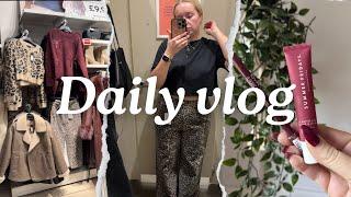 Daily Vlog // Finding The PERFECT Burgundy Lip Combo, Leopard Print Jeans & More!