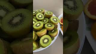 How to EAT Kiwi Fruit #youtubeshorts #shortvideo #satisfying