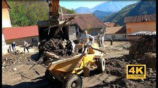 Akcija čišćenja u selu Zlate Jablanica nakon poplave. Snimak iz kabine bagera.