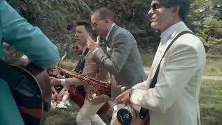 Roaming Interactive Wedding Band in France - Live Music