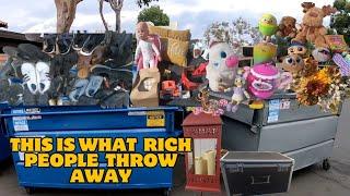 DUMPSTER DIVING - YOU WON'T BELIEVE WHAT RICH PEOPLE TOSSED IN THIS DUMPSTERS!!