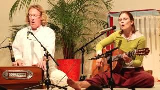 Om Guru Deva Kirtan mit Shanti und Jürgen