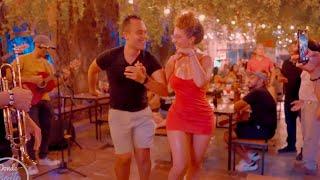 Italiana y Mexicano Bailando Salsa | Mercado 60 #bailandosalsa