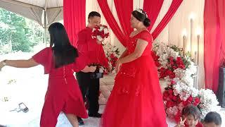 Sangat Romantik  Pasangan ini Ketika Berada  Di Pentas Pelamin