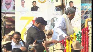 KARNATAKA CM SIDDRAMMIAH GARLAND A STATUE OF SARDAR VALLABBHAI PATEL KALABURAGI KALYAN KARNATAKA DAY