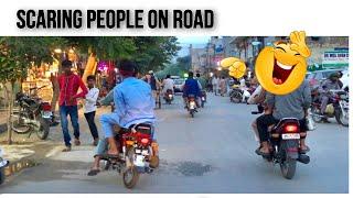 Funny vlog|scaring people|on road|oo dar gya ee