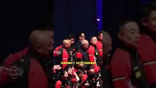 肖爸简直太暖心了 发现邱贻可 自己站在最后面 立刻喊过来 把自己的位置让给COCO 自己却侧着身子 勉强站着 不得不说 国乒这种贡献精神 值得点赞#邱贻可