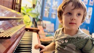 Little solfeggio fan - Маленький любитель сольфеджио :)