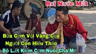 Người con hiếu thảo vội vàng với bữa cơm rồi tiếp tục bò lê kiếm từng bữa cơm nuôi cha mẹ già