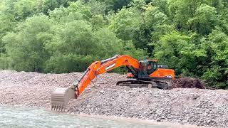 DOOSAN DX350LC digging gravel in a river part 3 - Pulfero, Italy