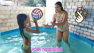 Na piscina encimado minha irmã a jogar vôlei na piscina com sucesso #divertido