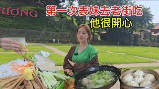 小花带表妹去老街吃美食，每样美食表妹都是第一次吃，表妹吃的好开心