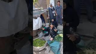 بائعة خضار مُسنة تمازح محافظ المنيا جبلي عريس صغير وكتكوت