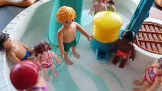 Chloé en français présente une histoire playmobil : l'après-midi au parc aquatique