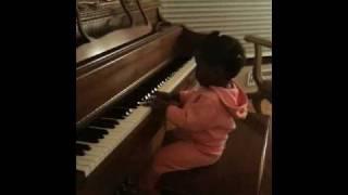 Mimi au piano