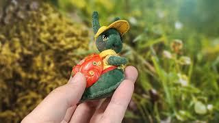 TRAVEL, THE TOURIST SNAIL ARTIST TOYS by Alina Biliakova CityPlush