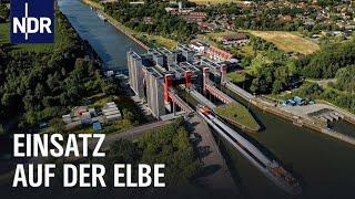 Schleusen, Schiffe, schwere Lasten: Einsatz auf der Elbe | Die Nordreportage | NDR Doku