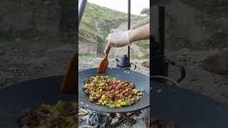 وقتی طعم واقعی زندگی رو تو دل طبیعت و روی آتیش تجربه می‌کنی، یه حس فوق‌العاده بهت دست می‌ده! 