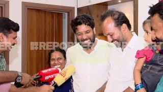 'പഴയ MLAയാണേ, മൈൻഡ് ചെയ്യണേ....'; രാഹുലിന്റെ അമ്മയോട് സന്തോഷം പങ്കിട്ട് ഷാഫിയും മറ്റ് നേതാക്കളും