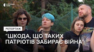 День жалоби у Львові: друзі загиблих несуть квіти до місць ракетних ударів