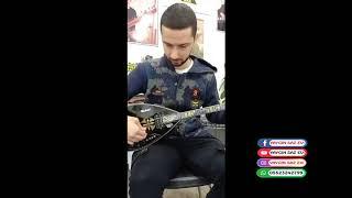 Sinan Dindoruk Yaygın Saz Evinde elektro bağlama ton denemesi yapıyor.