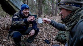 Bushcraft z Widzem- pierwsza nocka Piotra | Leśna kuchnia- stejki z rusztu.