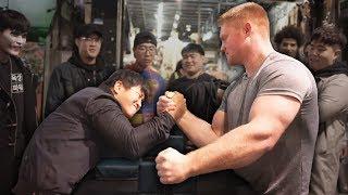 [팔씨름]미군 팔씨름선수 "브래드 그런디" VS 옥상파워 최강 "김용찬"