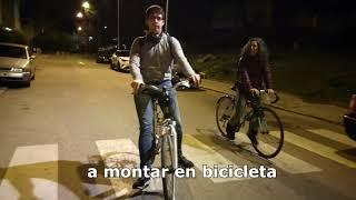 Enseñando a montar en bicicleta a Manu MArtín-Albo