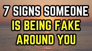 7 Signs Someone is Being Fake Around You