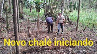 Dando início ao chalé de pau (bambu) a pique.