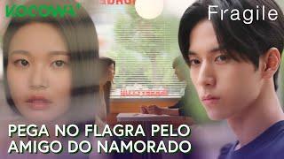 Ela saiu com outro cara e o amigo do namorado dela viu tudo | Frágil Ep 3 | KOCOWA+ [PT-BR]