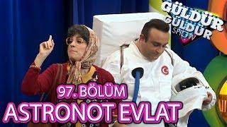 Güldür Güldür Show 97. Bölüm, Oğlunu Uzaya Gönderen Anne Skeci