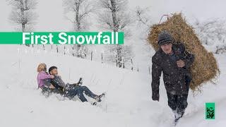 First Snow of the Year, Family Plays on Snow-Covered Hills سرخوردن روی تپه‌های پوشیده از برف