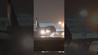 POWERFULL Lufthansa Boeing 747 TAKEOFF in the RAIN #planespotting #frankfurt #aviation #shorts