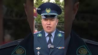 Тасқынға қарсы бөгетті бекітуге көмектесіп жүрген 10 жасар Дастан