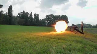 Abfeuern einer Hinterladerkanone / Salutkanone / Böllerkanone 85mm - Firing a Ceremonial Cannon