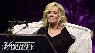 Jean Smart Charms the Crowd in a Hotel Bathrobe: 'My Suitcase Did Not Arrive'