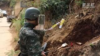 杜富国所在部队进村宣讲顺手挖出手榴弹