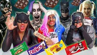 NUNCA COMA O CHOCOLATE ERRADO DA ARLEQUINA E SEU NAMORADO ÀS 3 HORAS DA MANHÃ - MULHER GATO E BATMAN