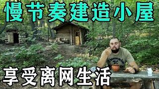 男人在野外慢节奏建造林间小屋，建造河畔小屋，享受冬日离网生活！