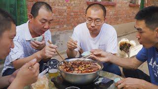 【食味阿远】朋友来家玩，阿远做的驴肉火锅来招待，就着烧饼吃着真舒坦 | Shi Wei A Yuan