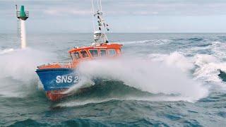   ATTENTION OCÉAN DÉMONTÉ LES BATEAUX SONT PRIS PAR UN FORT COURANT DANS LE CHENAL DE CAPBRETON. 