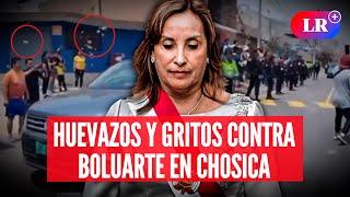 TIRAN HUEVOS y persiguen a comitiva de Dina BOLUARTE en CHOSICA: "Fuera, asesina" | #LR