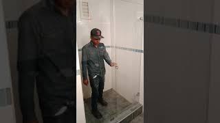 DIVISIONES DE BAÑO EN VIDRIO TEMPLADO EN BOGOTA SISTEMA BATIENTE CHAFLAN - INGEVIDRIOS-3102300392