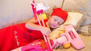 Настя как хозяйка Отеля и папа как гость / Nastya and papa pretend play with cleaning toys