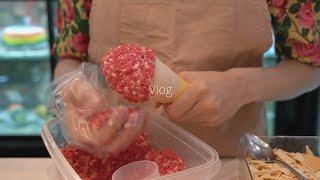 [cafe vlog] staff run away | cherry blossom ice cream | pink ice cream~~ | walk around with dog